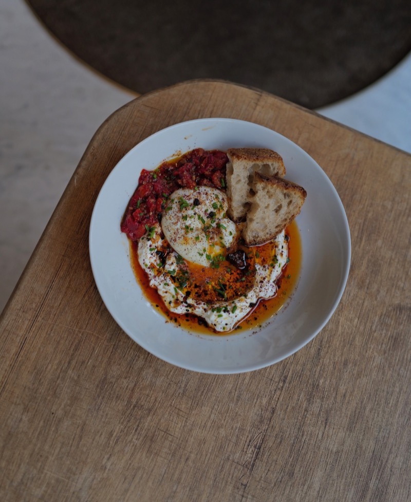 Turkish Eggs - Œufs pochés, yaourt, paprika